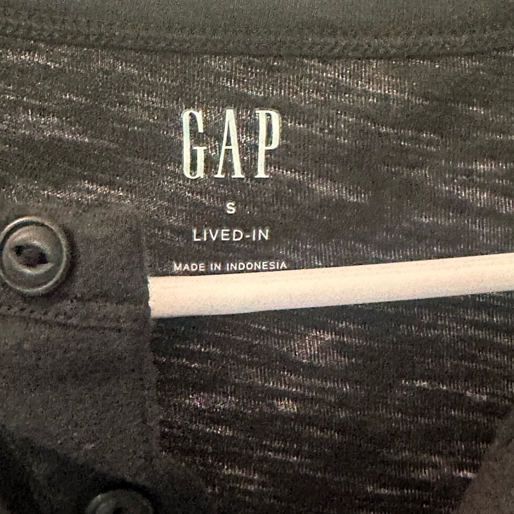 GAP Men's Classic Black Tee - Picture 2 of 2